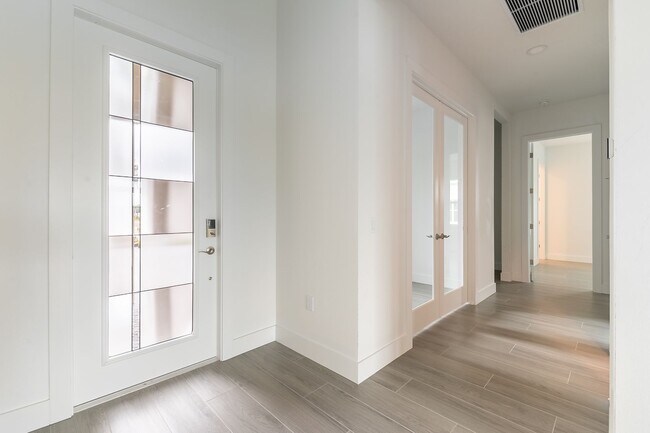 Building Photo - Exquisite 3-Bed 3.5-Bath Home in Prestigio...