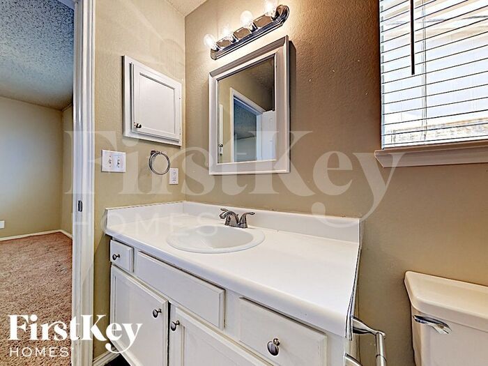 Building Photo - 1409 Grovecrest Dr