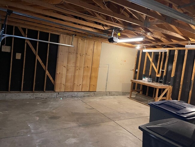 Building Photo - 3 bed 2 bath home on HUGE LOT!