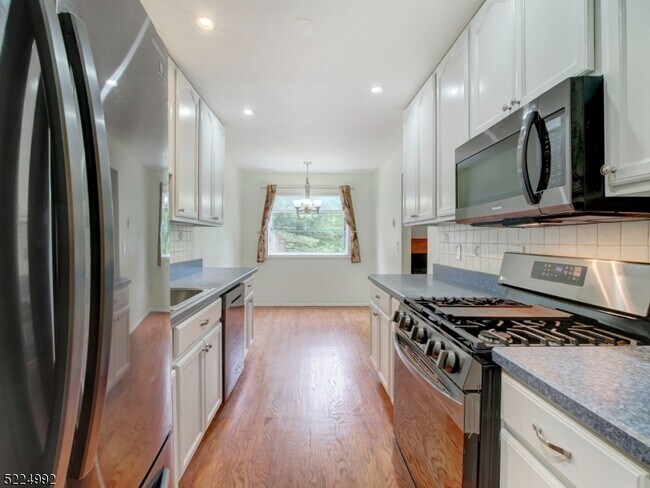 Building Photo - 402 Marten Rd