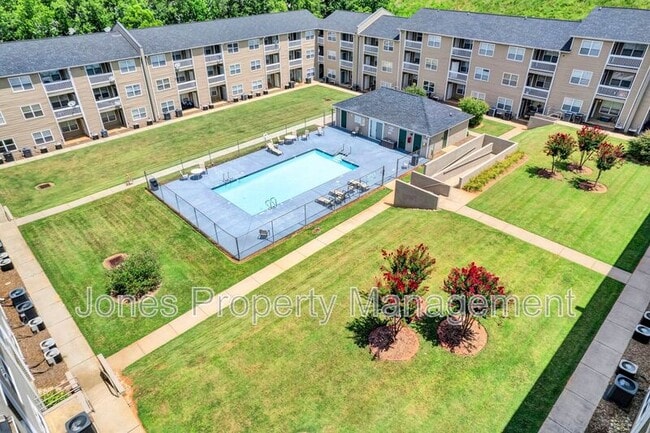 Building Photo - 305 Country Club Dr NE