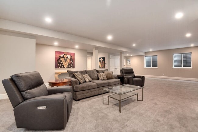 Building Photo - Furnished Home - Move in Ready!
