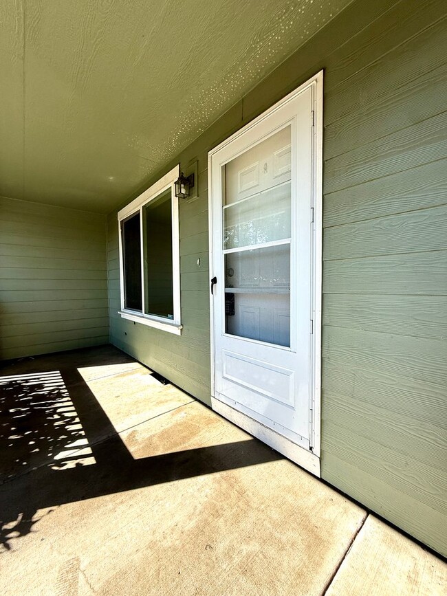 Building Photo - **$500 OFF THE FIRST MONTH'S RENT** Spacio...