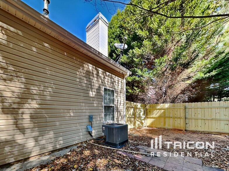 Building Photo - 648 Stonecrest Dr