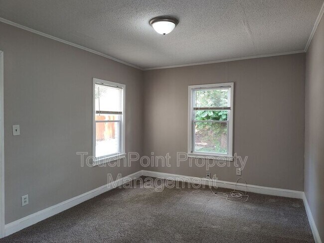 Building Photo - 1405 Shamrock Dr