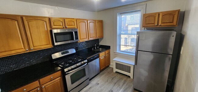 Building Photo - NEW Kitchen! Walk to NYC Train/Restaurants, Heat/HW, Pre-War Charm