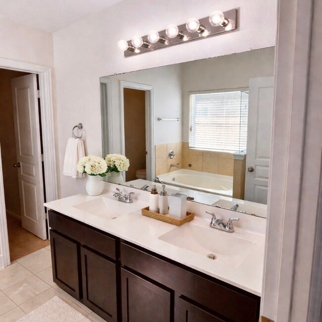 Building Photo - 8626 Willet St