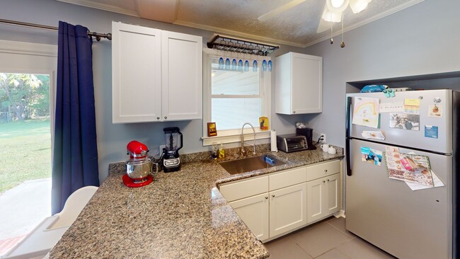 Building Photo - Fully Renovated 3 Bedroom GEM close to sho...