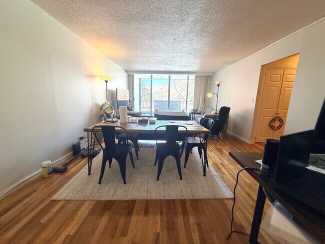 Building Photo - 33 Pond Ave