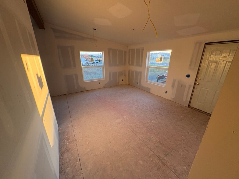 Building Photo - 471 Cheyne Rd