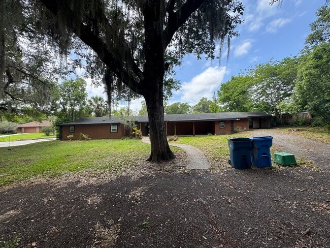Building Photo - GORGEOUS! 5 Bedroom, 3 Bathroom Home in Deland!