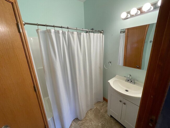 Building Photo - Single family home with BARN/SHOP - Flora, Indiana