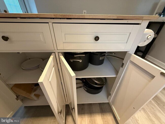 Building Photo - 2208 Vermont Ave