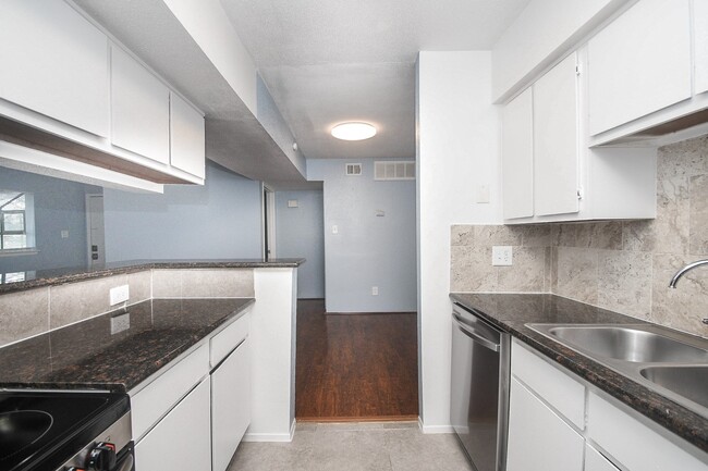 Building Photo - 10603 S Wilcrest Dr