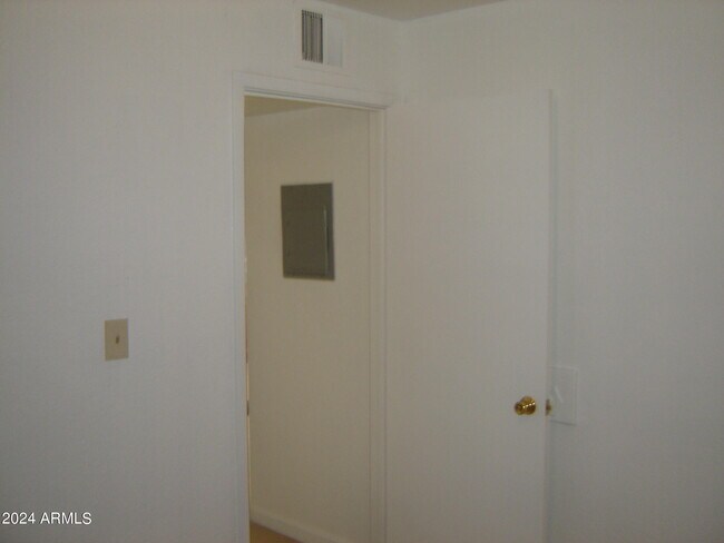 Building Photo - 450 Palm Dr