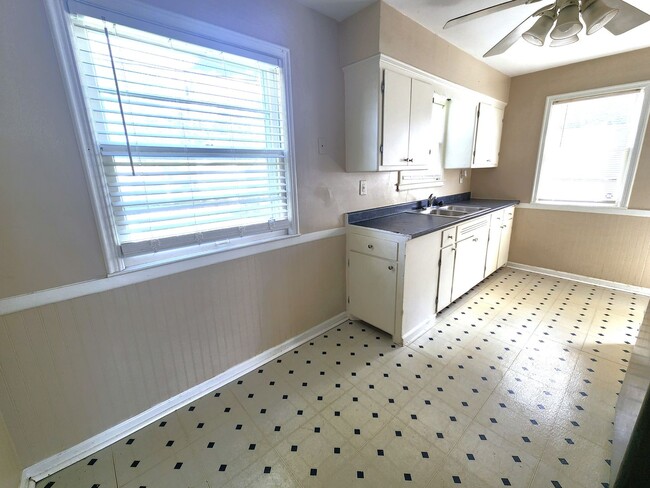 Building Photo - 3-bedroom single family - Available now!