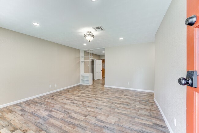 Building Photo - 305 Yaupon St