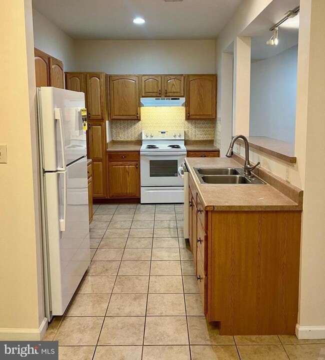 Building Photo - 2037 Powell Dr