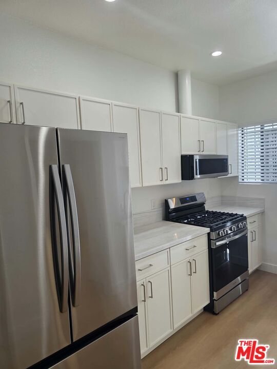 Building Photo - 1443 N Mariposa Ave