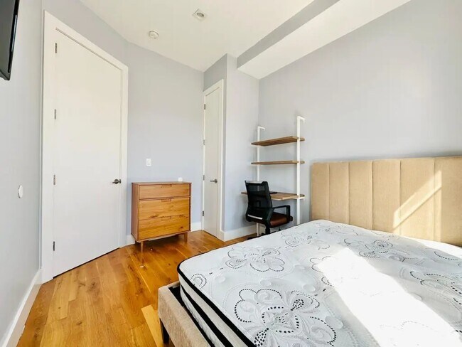 Building Photo - Furnished room/NOT APARTMENT