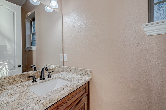 Building Photo - 2011 Crescent Dr