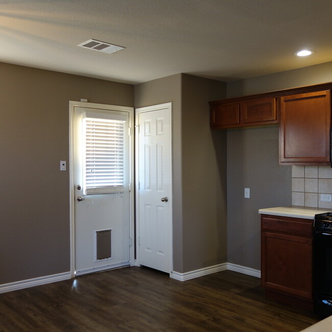 Building Photo - 3 BEDROOM / 2 BATH HOME IN KYLIE - BROOKSI...