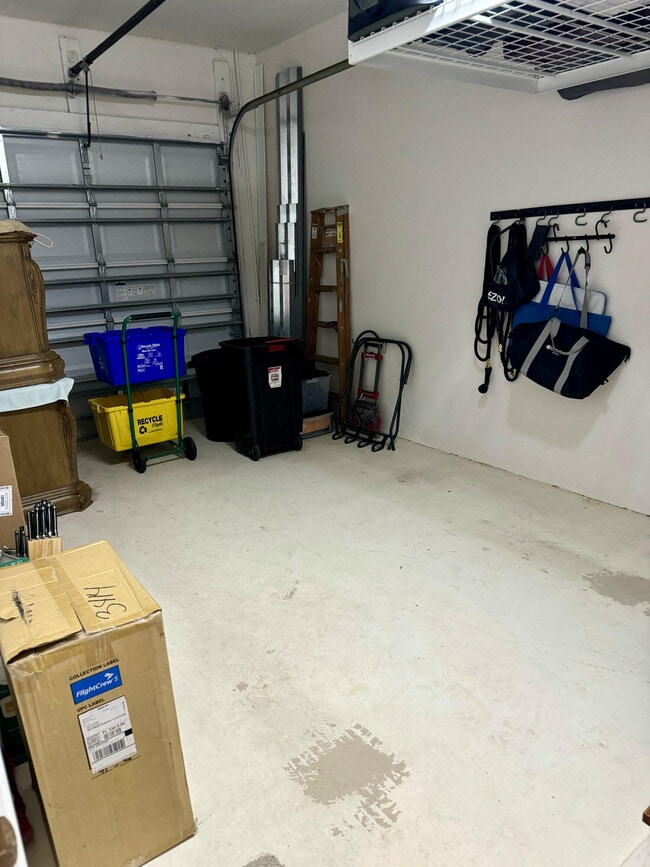 Building Photo - 4488 Hickory Dr
