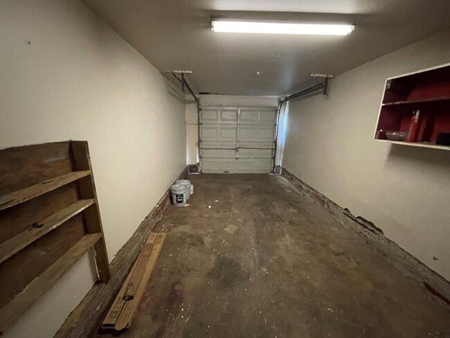 Building Photo - New paint, 3 bed 1 bath 1 car in SE Okc!