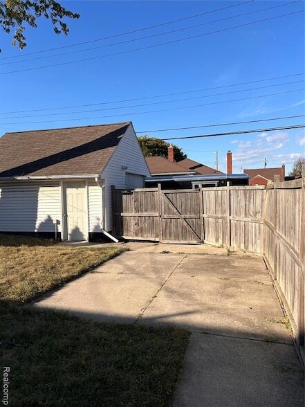 Building Photo - 15161 Sprenger Ave