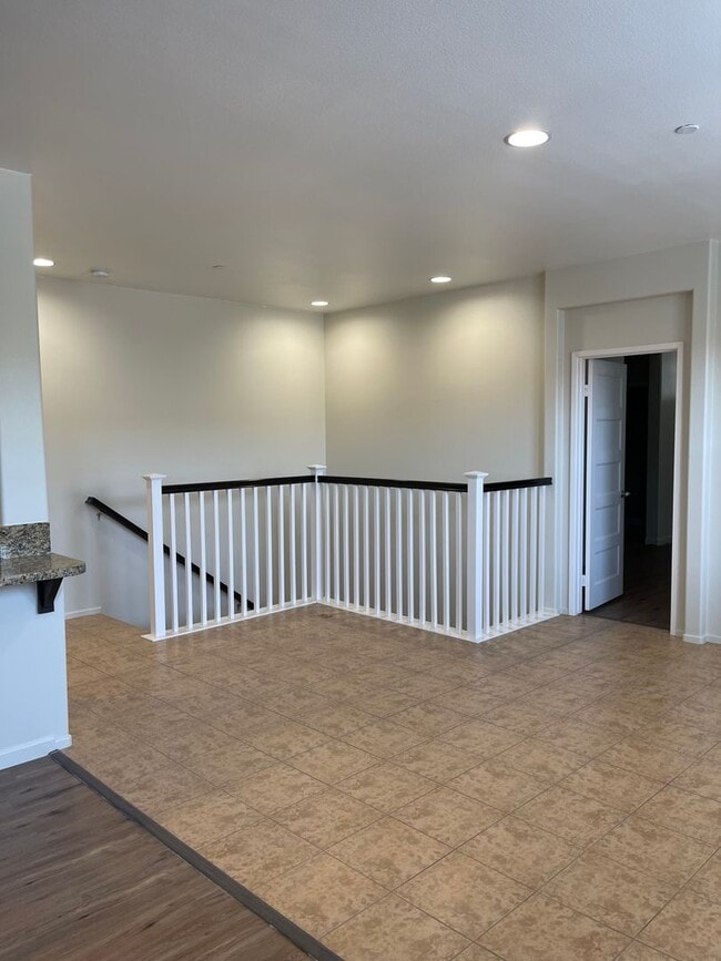 Building Photo - Modern 2-Bedroom Condo with Solar in the H...