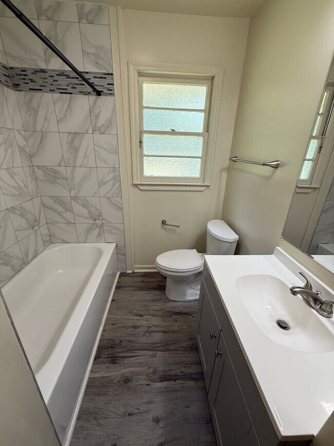 Building Photo - Spacious 3 Bedroom House
