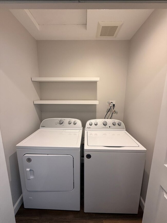 Building Photo - Amazing 1 Bedroom Back Home in La Crescenta!