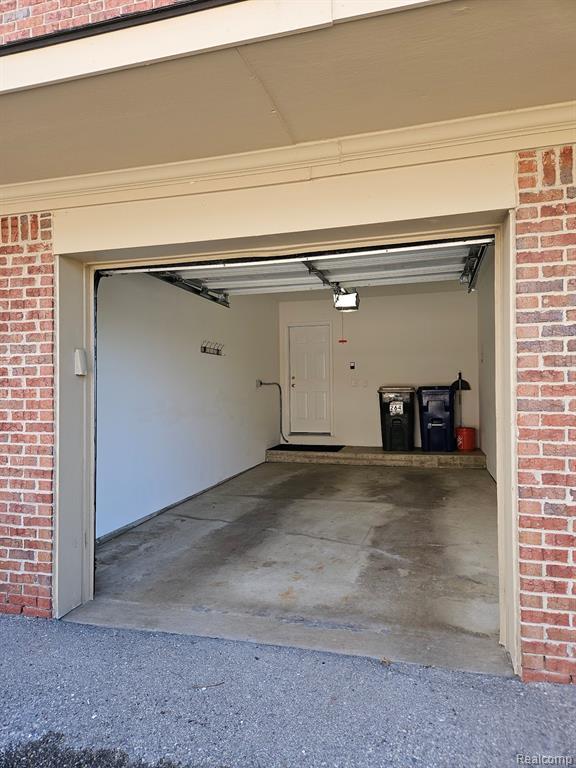 Building Photo - 264 Village Way S