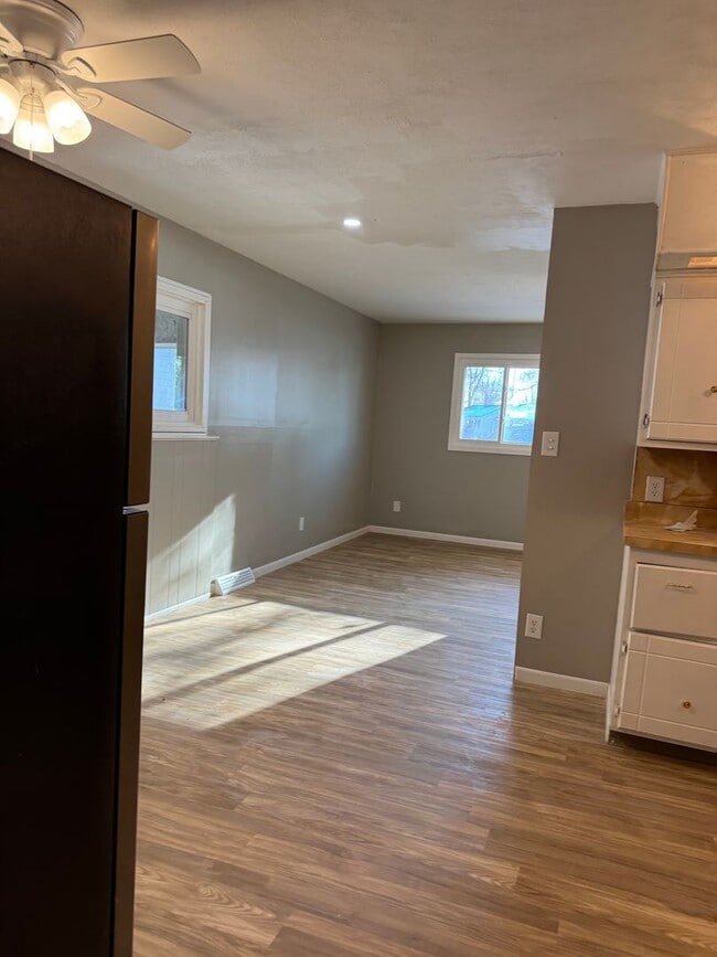 Building Photo - 4br 2bth large sun room and big fenced in backyard