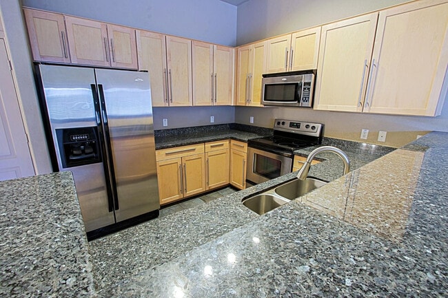 Building Photo - 2402 E 5th St