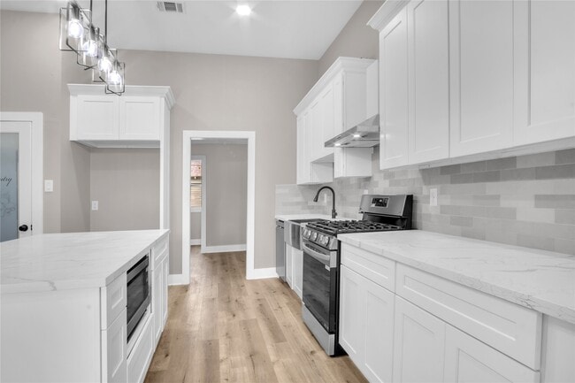 Building Photo - 614 11th St