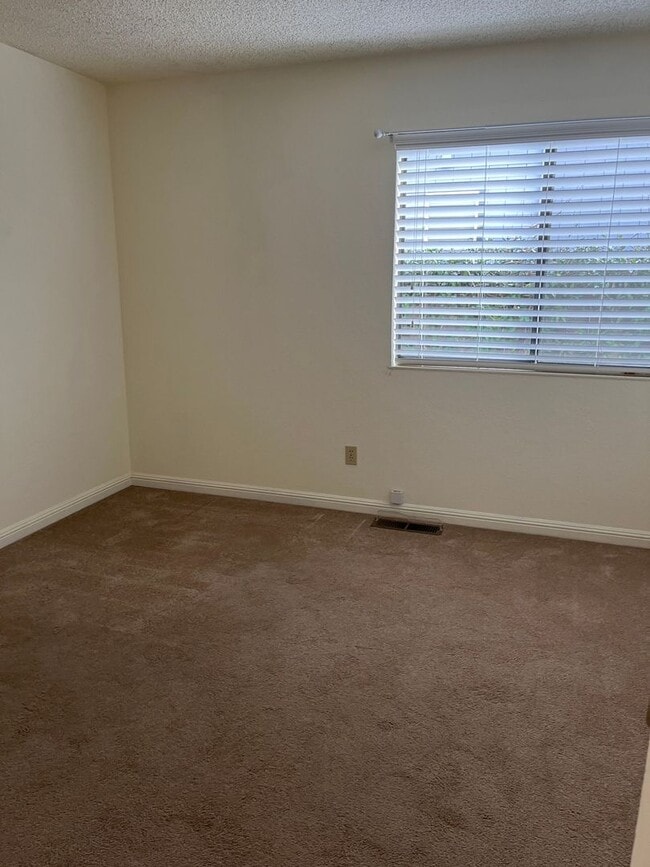Building Photo - Lovely 3 bedrooms, 2 bathrooms located in ...