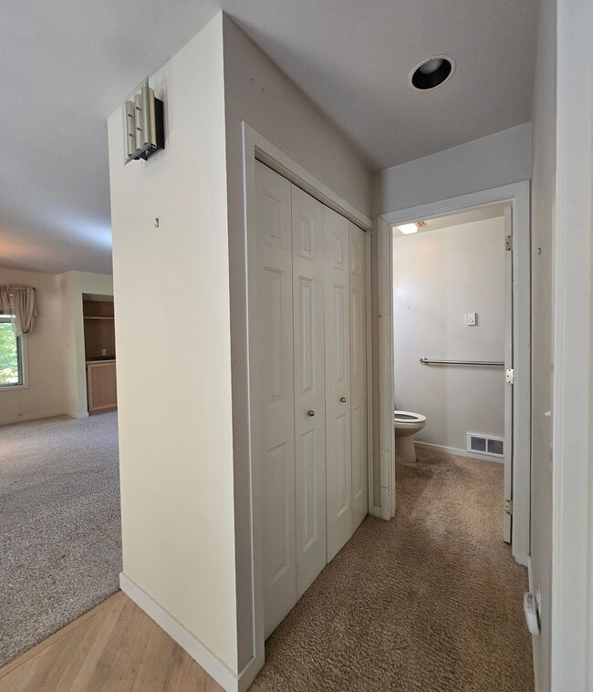 Building Photo - ***PENDING APPLICATIONS***2 Bedroom 1.75 B...
