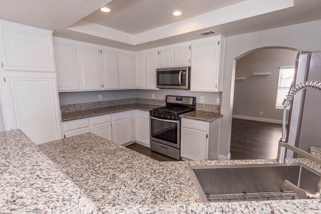 Building Photo - Lovely Home in The Lakes!