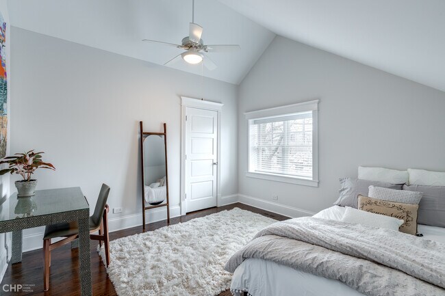 Building Photo - 2663 N Marshfield Ave