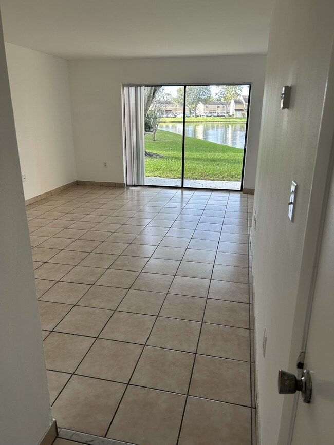 Building Photo - 212 Palm Cir E