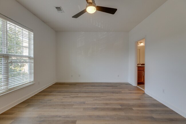Building Photo - 816 Hillview Heights