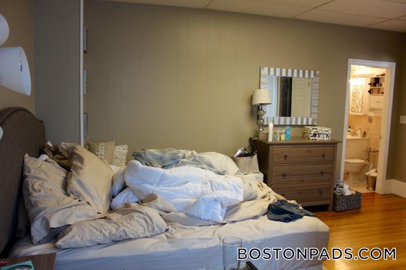 Building Photo - 879 Beacon St