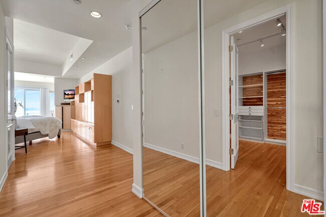 Building Photo - 1351 Palisades Beach Rd