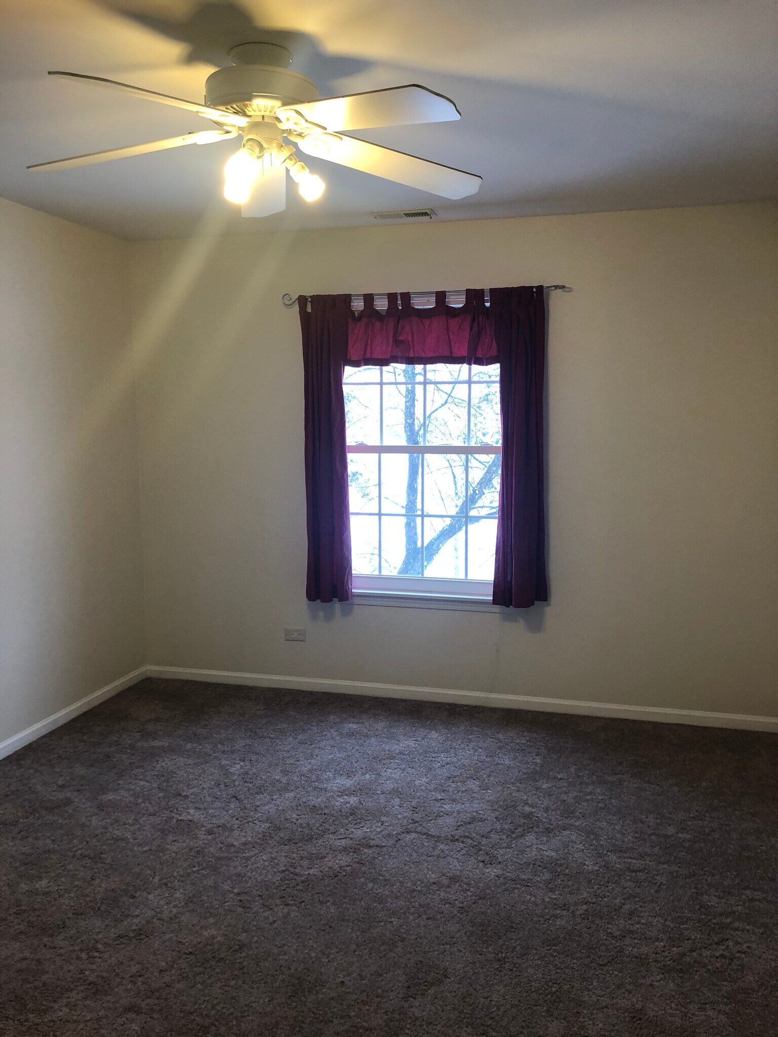 Building Photo - 320 Crestview Dr