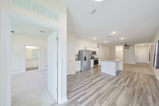 Building Photo - Beautiful Home 3/2/2 Home