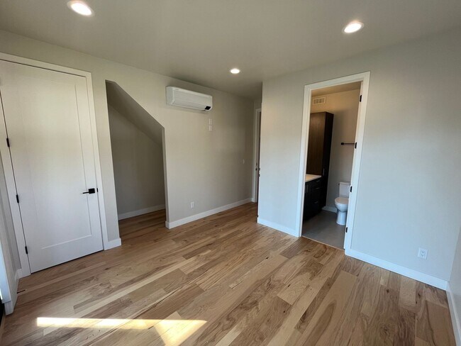 Building Photo - Modern 2 Bed, 2 Bath Just West of Century