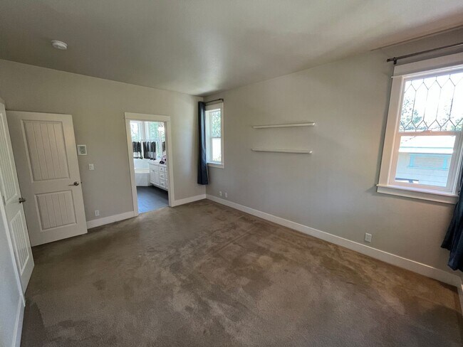 Building Photo - 3 Bed/2.5 Bath In The Heart of NW Crossing - Sacagawea