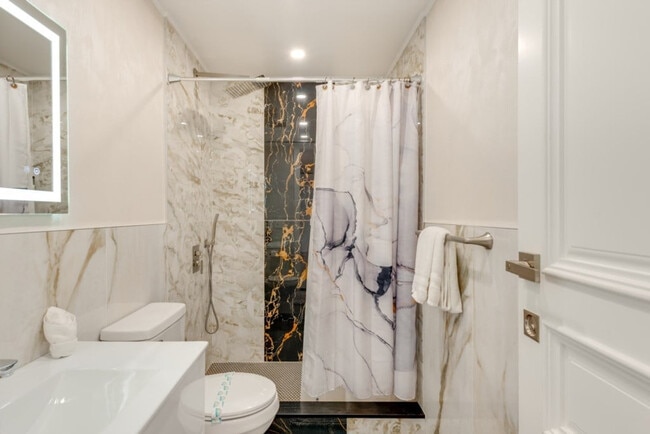 Building Photo - 2135 Rosemont Dr