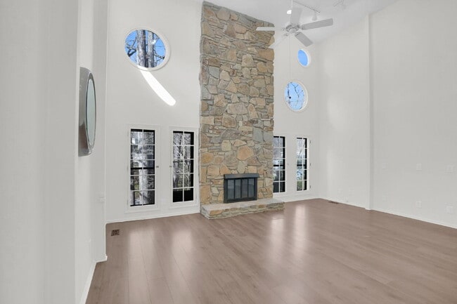 Building Photo - NOT YOUR AVERAGE 4 BEDROOM HOUSE!